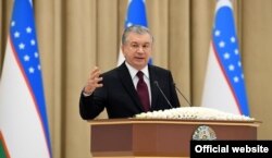 O‘zbekiston prezidenti Shavkat Mirziyoyev parlamentga murojaat qilmoqda, Toshkent, 2020 - yil 29 - dekabri (president.uz fotosi)