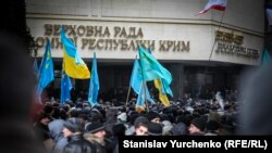 Митинг 26 февраля 2014 года под стенами крымского парламента в поддержку территориальной целостности Украины