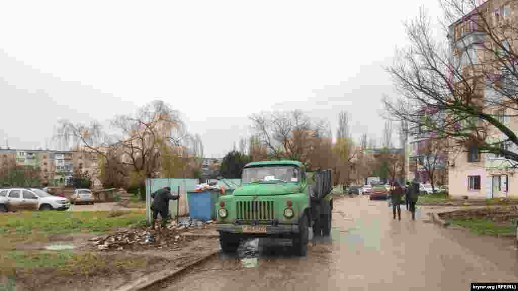 Только в одном месте корреспондент Крым.Реалии увидел погрузку мусора, которая осуществлялась не специализированной машиной, а с помощью самосвала, который мог принадлежать частной фирме и приехать по инициативе самих жильцов