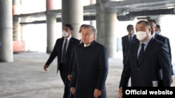 Ochiq manbalardagi ma’lumotlar ham Shavkat Mirziyoyev boshlagan davlat aktivlarini xususiylashtirish jarayonidan asosan hokimiyatga yaqin shaxs va guruhlar manfaat ko‘rayotganini ko‘rsatmoqda.