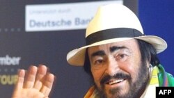 Luçano Pavarotti 1966-cı ildən ünlü «La-Skala»nın solisti olub