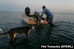 Ака-укалар Сержан ва Нуржан тонгги балиқ овига чиқмоқда. Қизилўрда вилояти, 4 июль, 2024