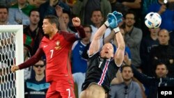 Cristiano Ronaldo (solda) Portuqaliya-İslandiya oyununda, 14 iyun, 2016